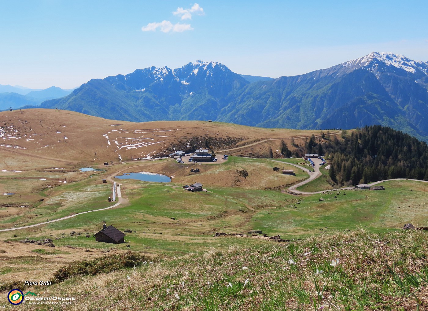 27 Bella vista sui Piani con Venturosa e Baciamorti.JPG